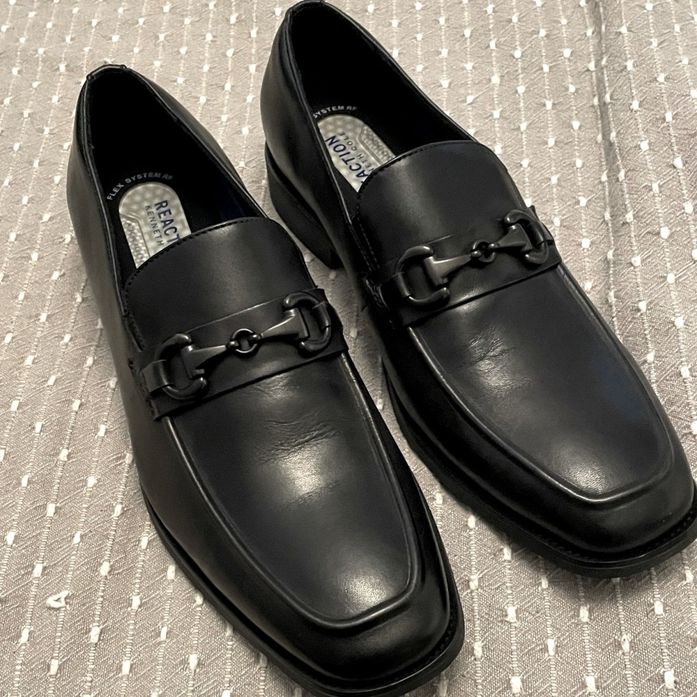 9.5 NWOT WORN ONCE BLACK LEATHER KENNETH COLE LOAFERS.  GREAT FOR WORK OR PLAY